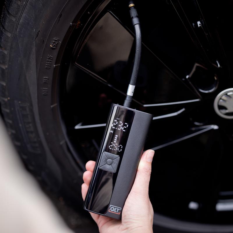 Manomètre du compresseur d'air sans-fil mesurant la pression d'un pneu de voiture