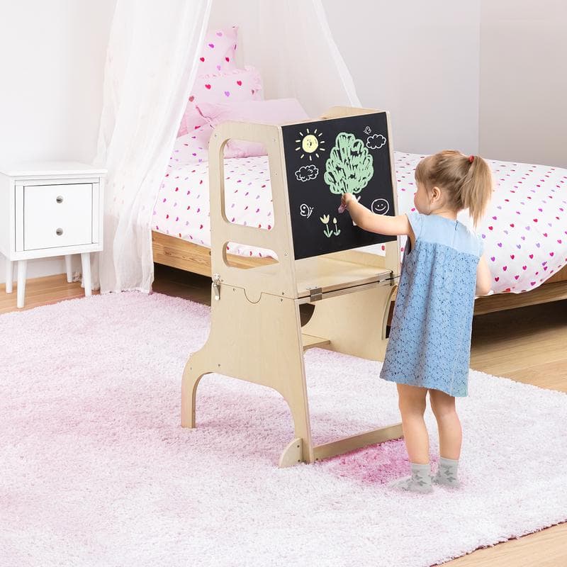 Petite fille dessinant sur le tableau