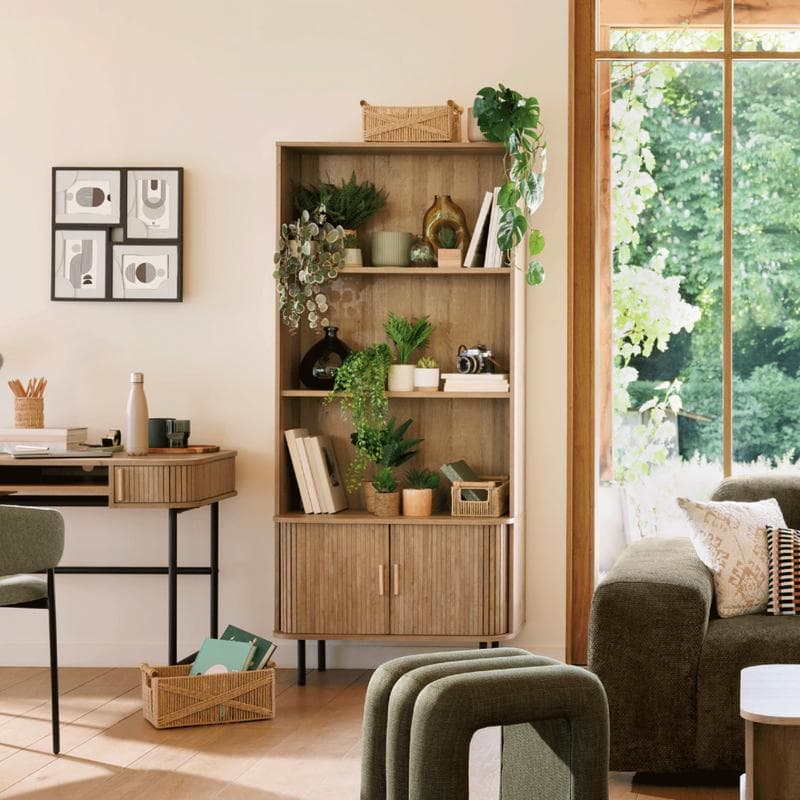 Bibliothèque design en bois dans le salon