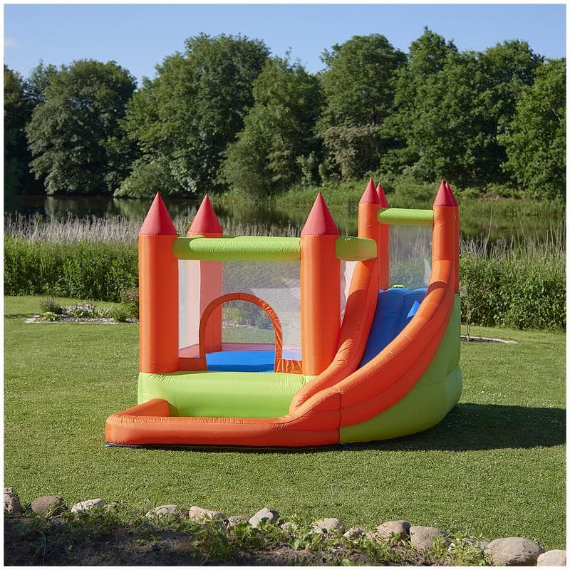 Opblaasbaar springkasteel met glijbaan