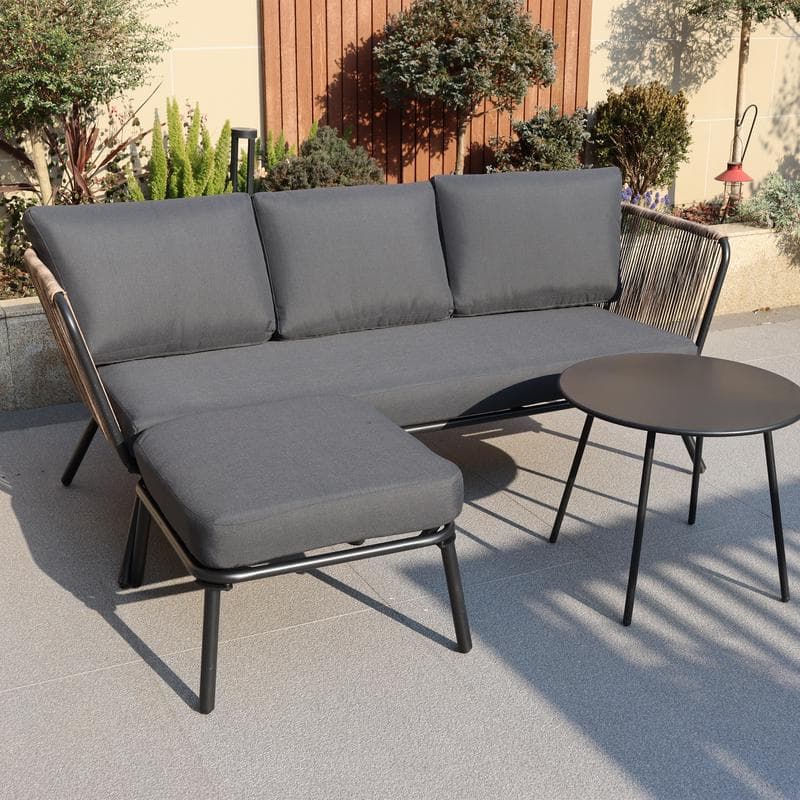 Salon de jardin avec pouf et table basse