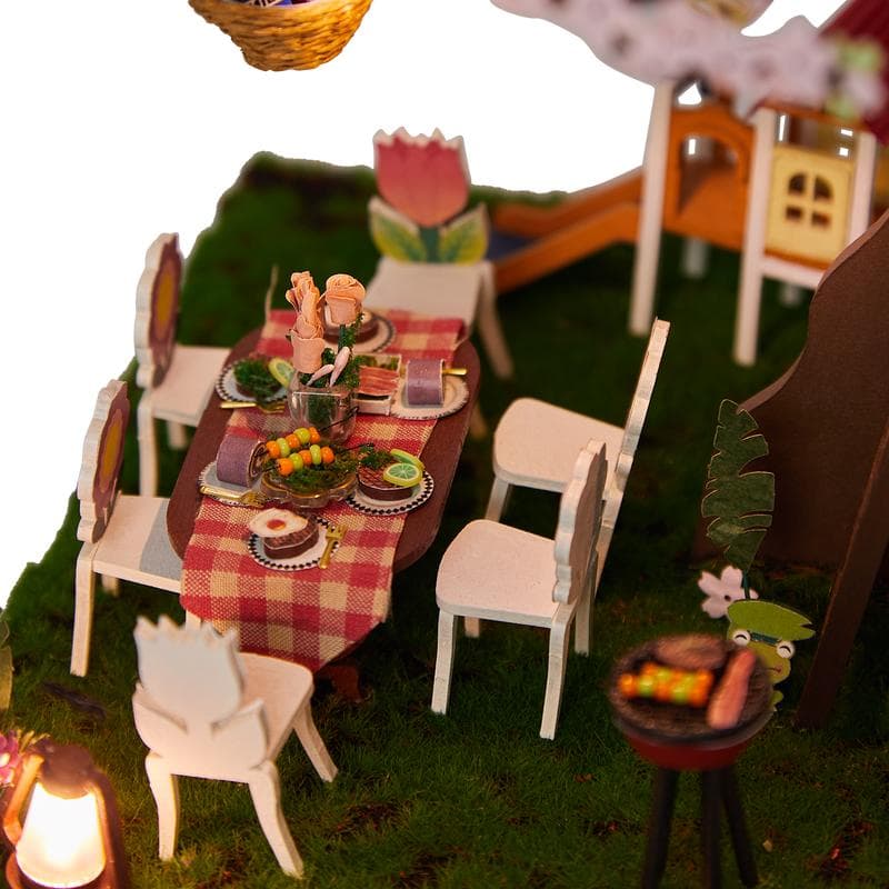 Cabane miniature dans un cerisier en fleurs Crafts & Co