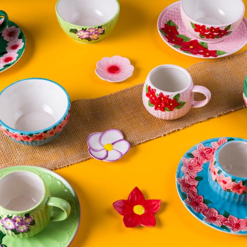 Coffret de tasses, bols et petites assiettes à fleurs