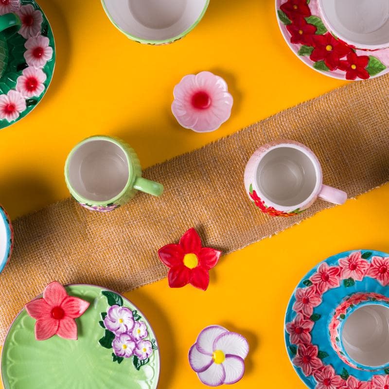 Coffret de tasses, bols et petites assiettes à fleurs