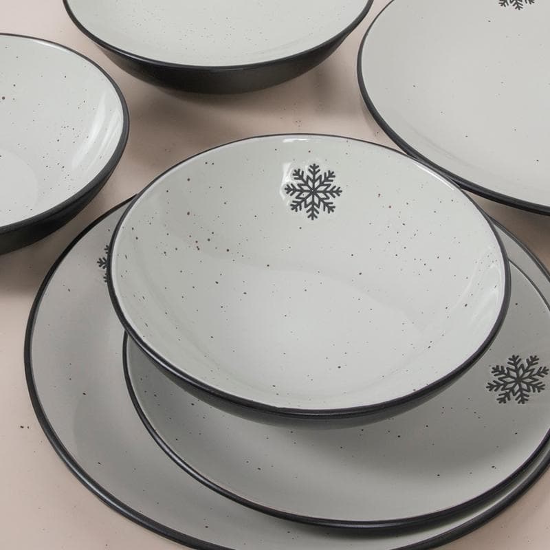 Gespikkelde bordenset - Zwart met sneeuwvlok