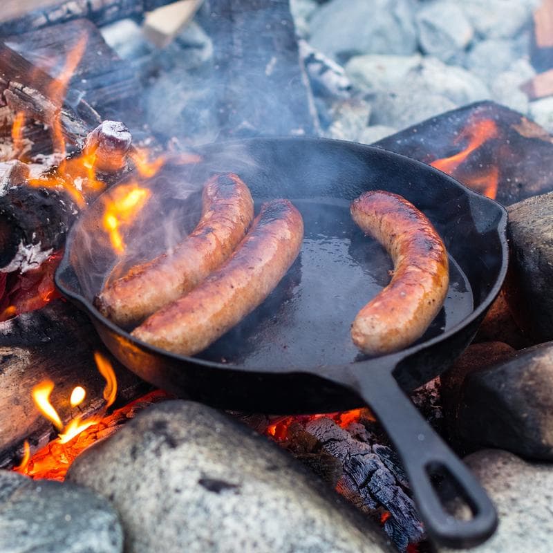Sauteuse utilisée sur un feu de bois