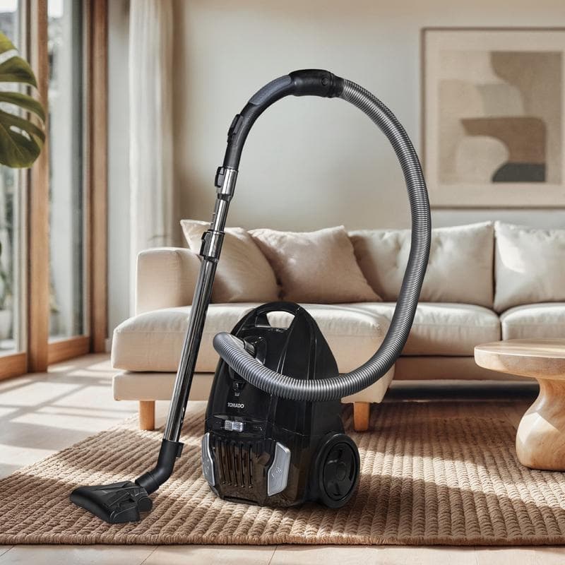 Voordelige & krachtige Tomado stofzuiger met zak TVC3003B 700 watt - incl 4 opzetstukken & 2 stofzuigerzakken, 12 meter bereik, fluisterstil. 