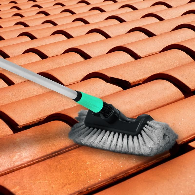 Brosse de lavage télescopique Ferm en cours d'utilisation pour laver des fenêtres