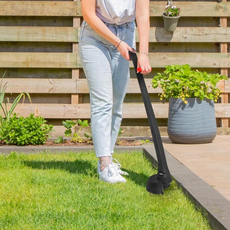 Grastrimmer in de tuin