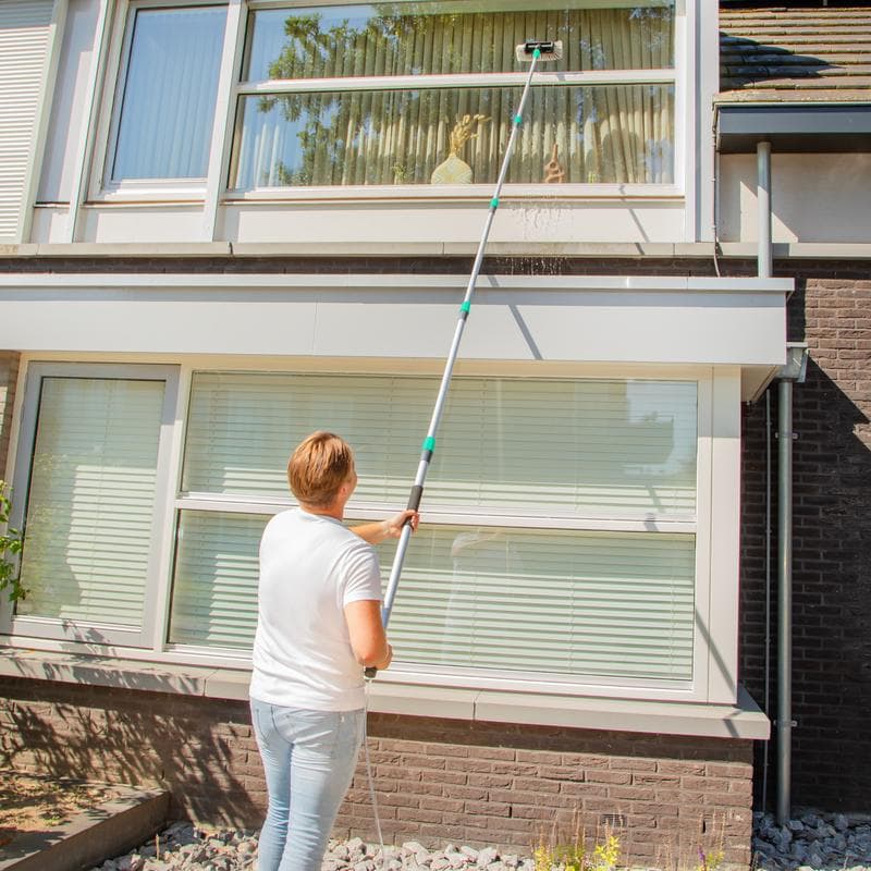 FERM telescopische wasborstel - in gebruik op het raam