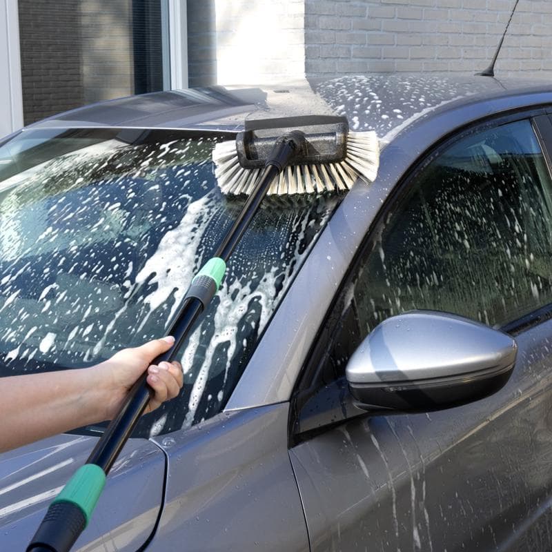 Brosse de lavage télescopique FERM en cours d'utilisation sur un parebrise
