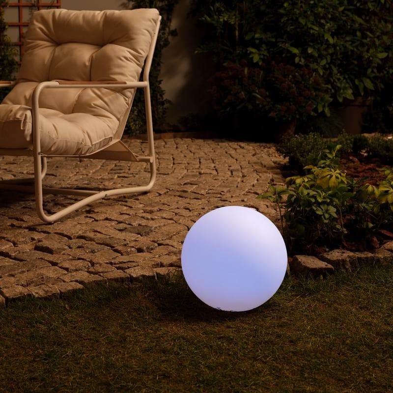 Sphère lumineuse solaire dans une allée