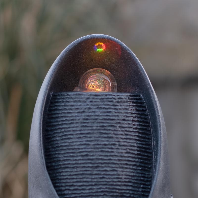 Fontaine avec effet lumineux et boule en verre