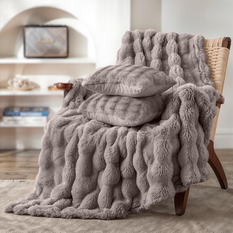 Pom Pom Fur plaid met kussens - taupe