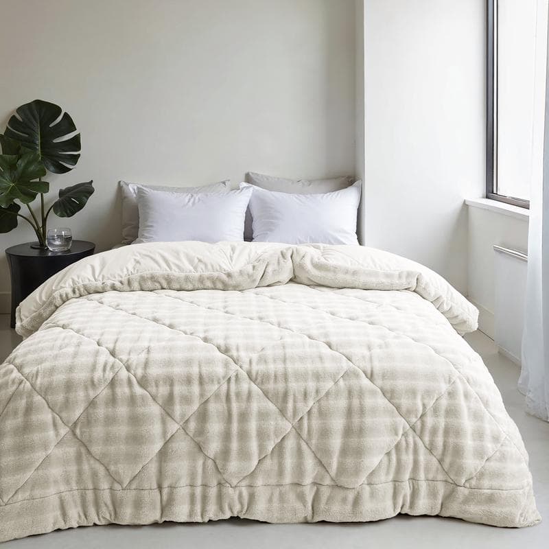 Lazy all-in-one dekbed Pom Pom Fur - crème-wit in de slaapkamer