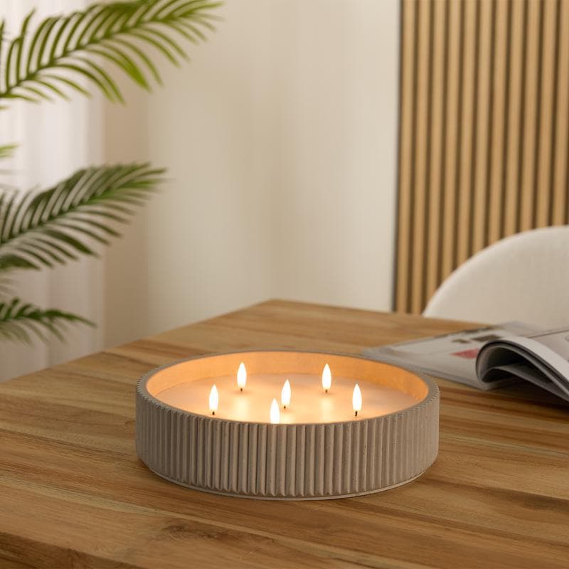 Bougie LED dans un bougeoir en ciment