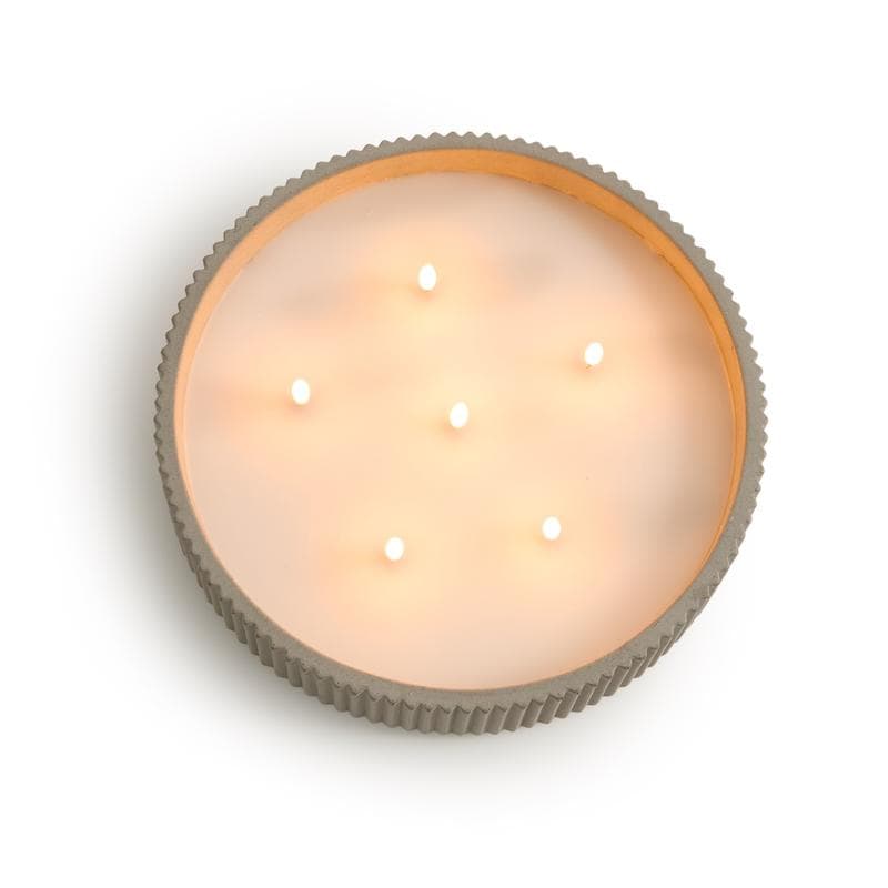 Ledkaars in cementen houder