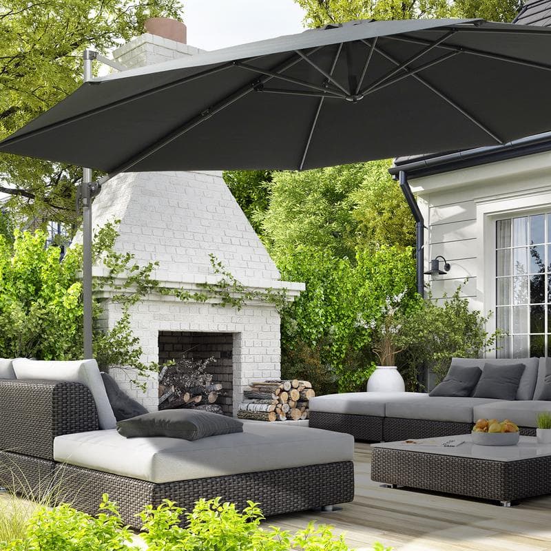 Parasol déporté XL anthracite au dessus d'un salon de jardin