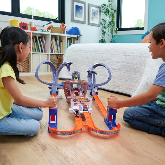 Kinderen met Hot Wheels Racerverse Spider-Man racebaan