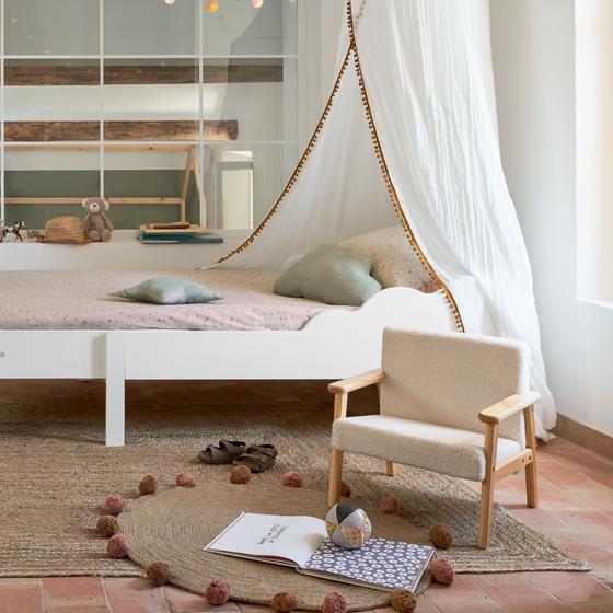 Teddy kids' chair with armrests - in bedroom