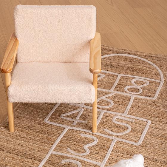 Teddy kids' chair with armrests - lifestyle image