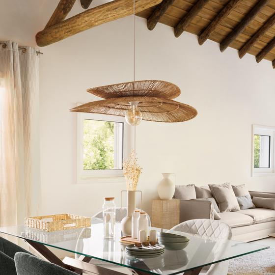 Juten hanglamp Alara in de woonkamer