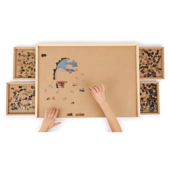 Puzzelen op de puzzeltafel met opberglades geopend