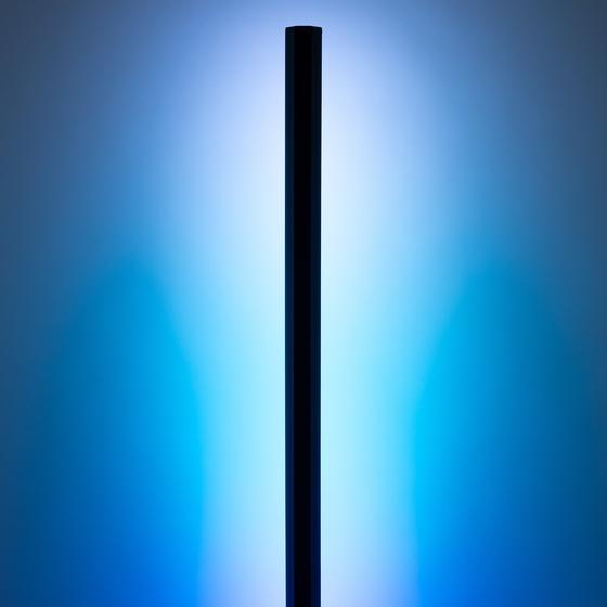 LED multicolour vloerlamp aan blauw