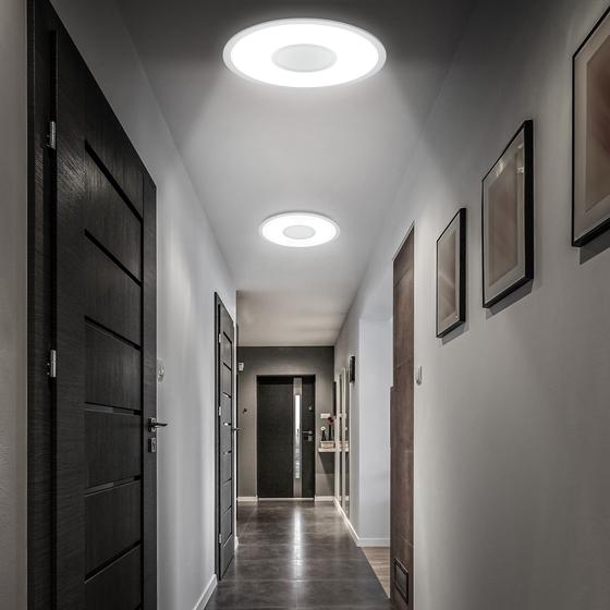 Panneau LED dans un couloir
