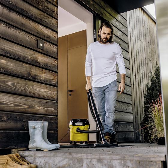Kärcher wet-and-dry vacuum cleaner KWD1 - in use outdoors