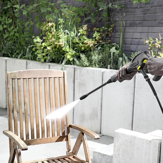 Nettoyeur à haute pression Kärcher nettoyant une chaise en bois