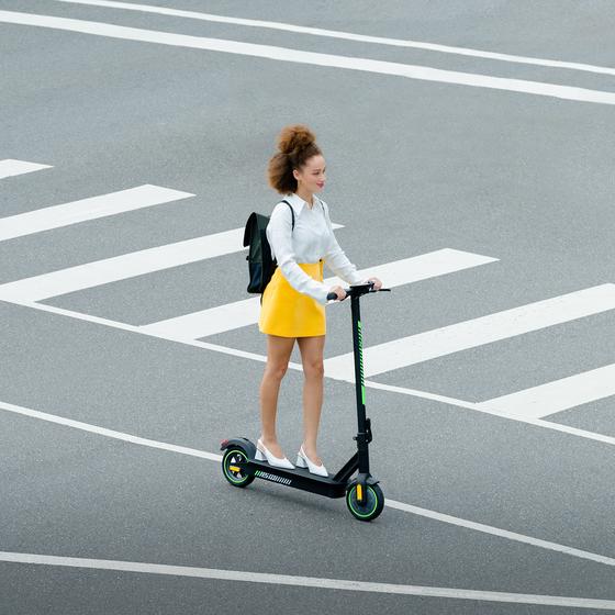 Trottinette électrique Acer en cours d'utilisation vue de profil