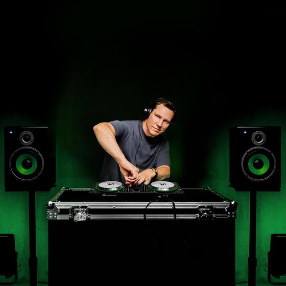 DJ Tiësto  die de The Next Beat by Tiësto DJ set gebruikt