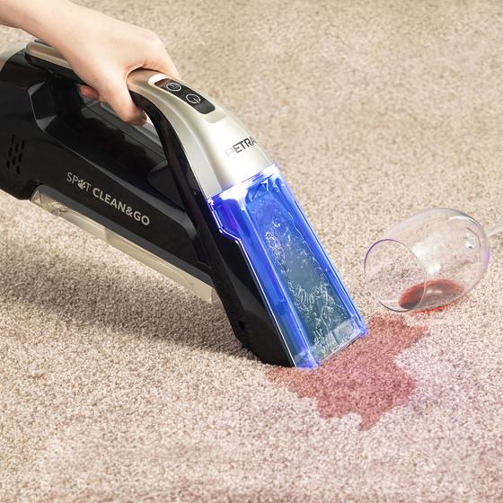 Nettoyeur à eau portable Petra Spot Clean & Go nettoyant une tache de vin rouge sur le tapis