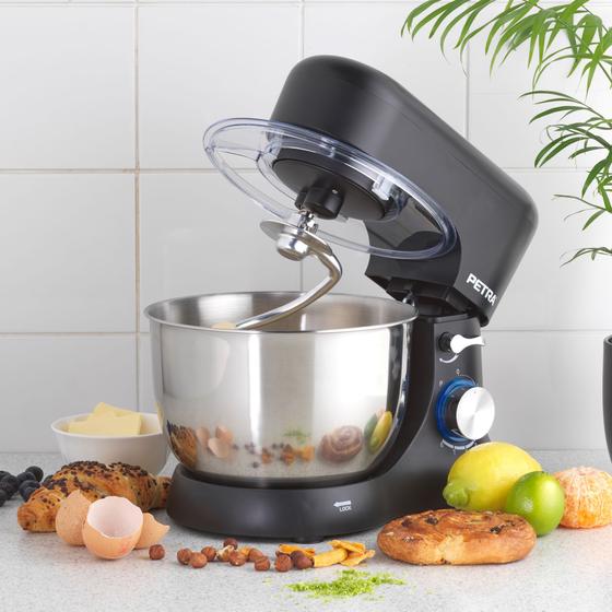 Petra kitchen mixer - Black in the kitchen