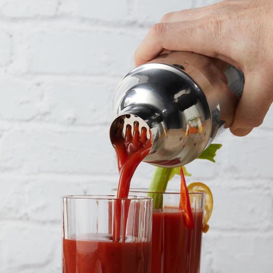 Petra blender & cocktail set - pouring from the shaker