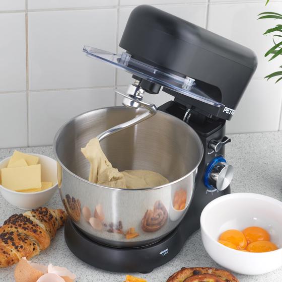 Petra kitchen mixer - Black with dough