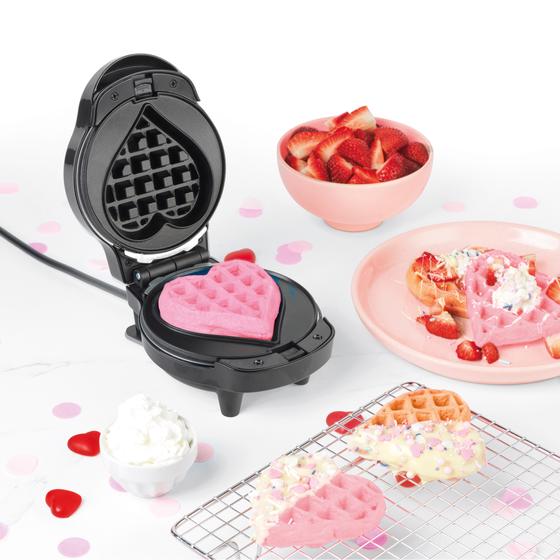 Petra 10-in-1 mini waffle maker in use