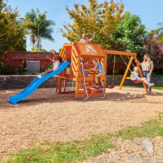 Enfants jouant sur le module de jeux extérieur en bois