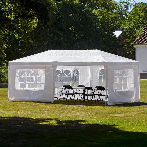 Partytent in tuin open met stoelen erin