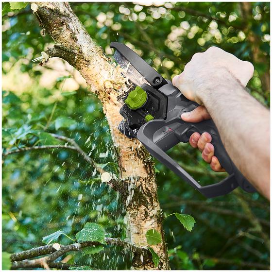 Pruning branches in the garden with the cordless handsaw