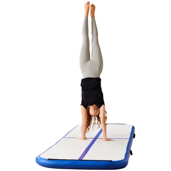 Femme faisant du yoga sur le tapis de gym gonflable 