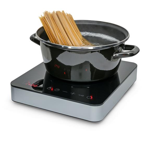 Pan met spaghetti op de inductie kookplaat 