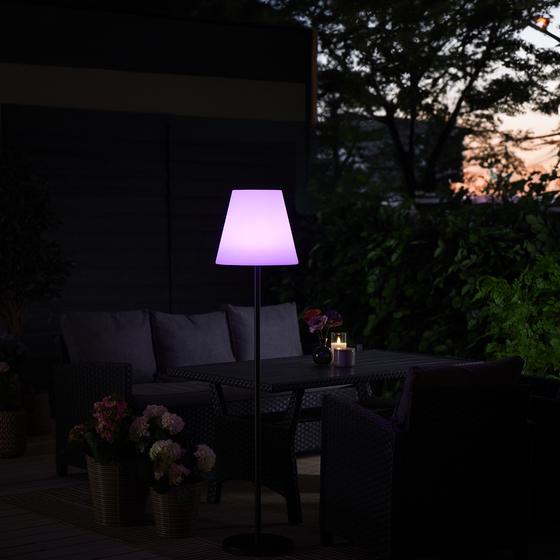 Lampadaire solaire LED rose allumée dans le jardin