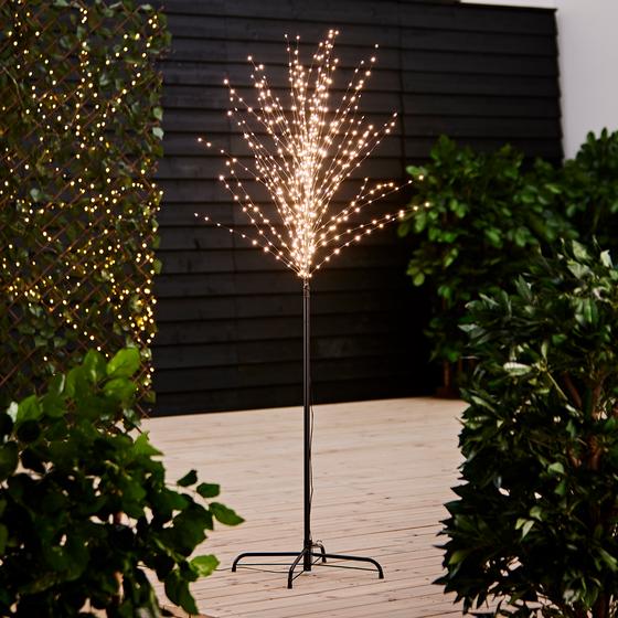 Sapin de Noël 600 LED de 170 cm sur une terrasse