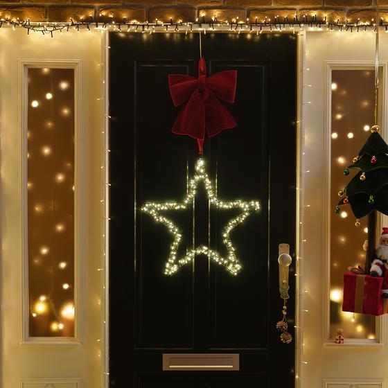 Étoile de Noël avec LED sur une porte