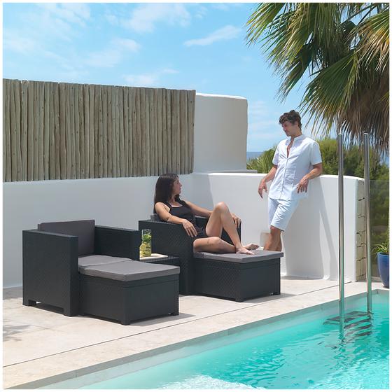 Lounge set at the pool