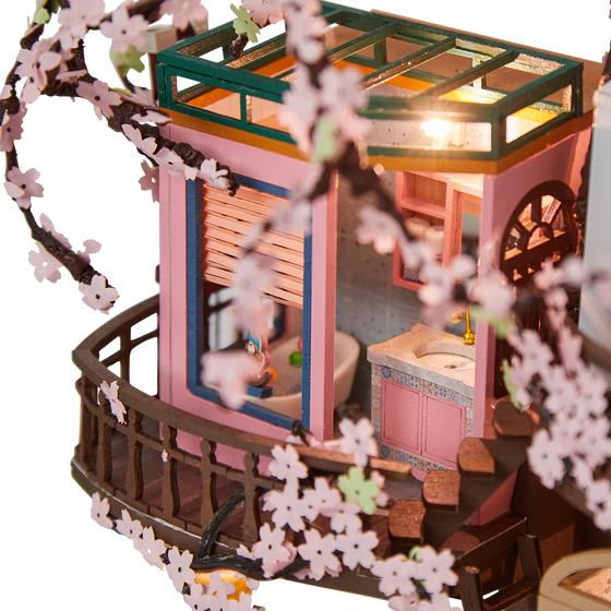 Détails de la cabane miniature dans un cerisier en fleurs