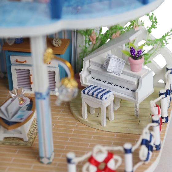 Détails du piano de la maison miniature