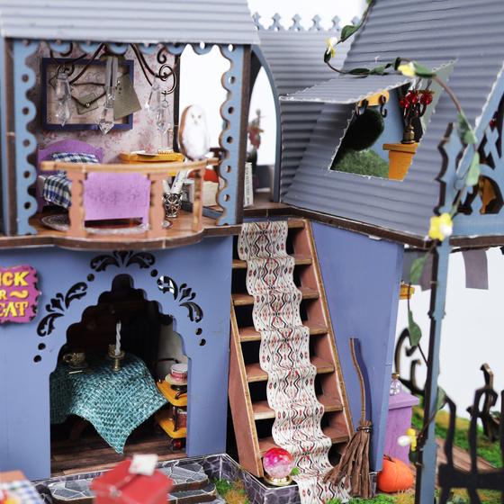 Close-up Crafts & Co miniature house - Halloween edition